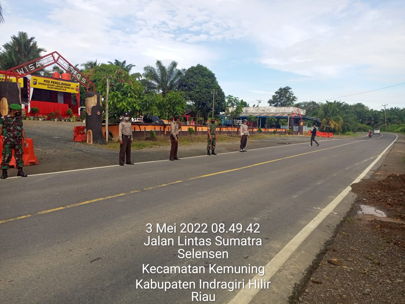 Kegiatan Pengamanan Pos Jalur Mudik Lebaran Oleh Babinsa Koramil 09/Kemuning