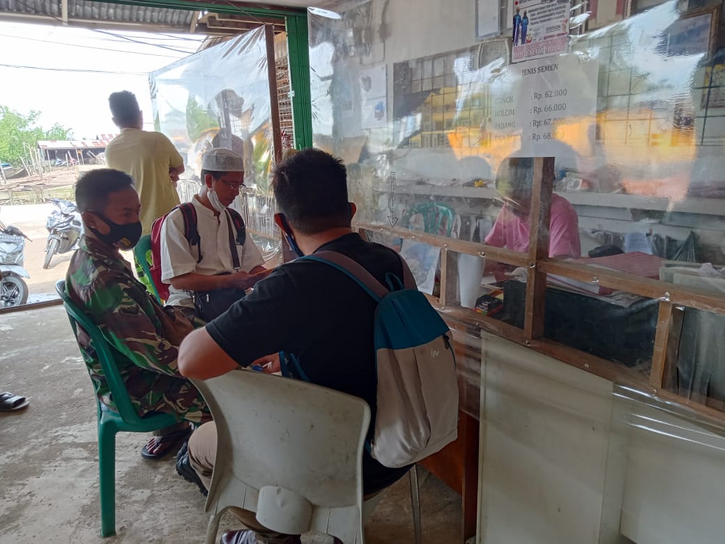 Babinsa Koramil 04/Kuindra Dampingi Pencairan Dana Kesling Termin I