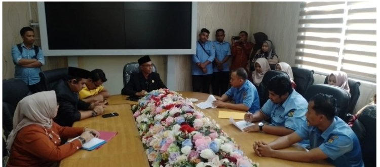 Ratusan Hononer Temui Komisi I DPRD Kampar Ratusan Hononer Temui Komisi I DPRD Kampar