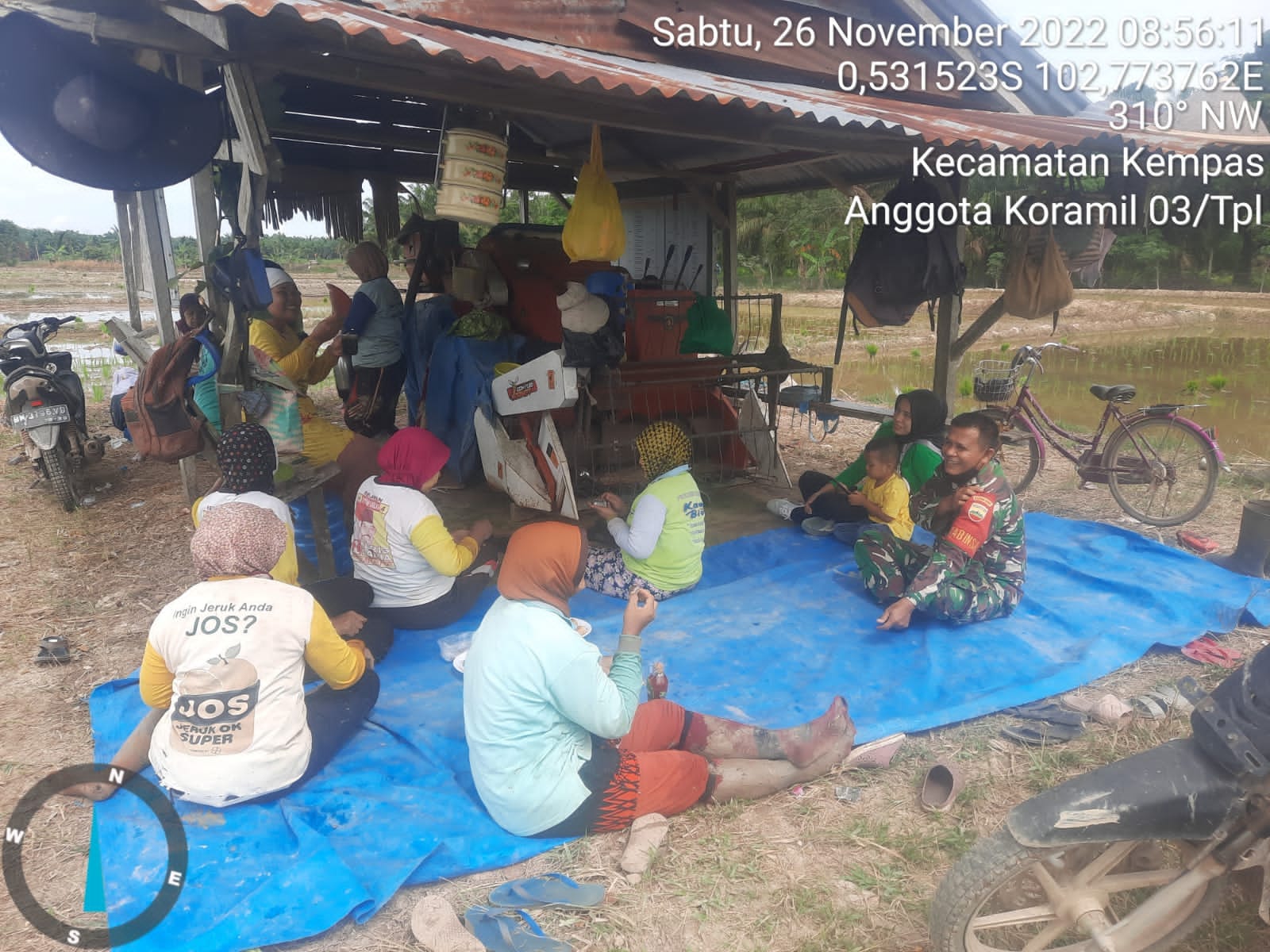 Di Tengah Sawah, Babinsa 03/Tpl Komsos dengan Poktan Jasa Tani