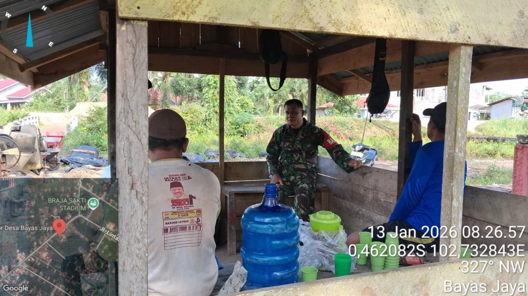 Babinsa Serma Damrianto Adakan Komsos Dengan Warga, Gotong Royong Memperbaiki Jalan