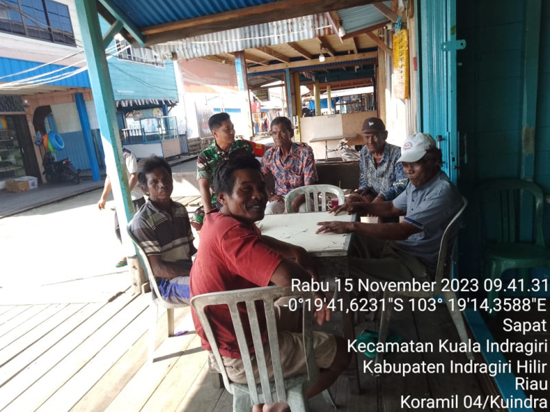 Diskusi Ringan, Babinsa Koramil 04/Kuindra Sampaikan Kepada Masyarakat Agar Saling Tolong Menolong Antar Sesama