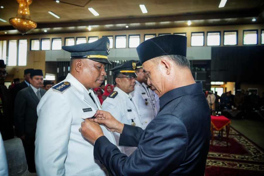 Dari Tangan Bupati Herman, Rahelmi Terima Panji Pengabdian untuk Tanah Tuan Guru