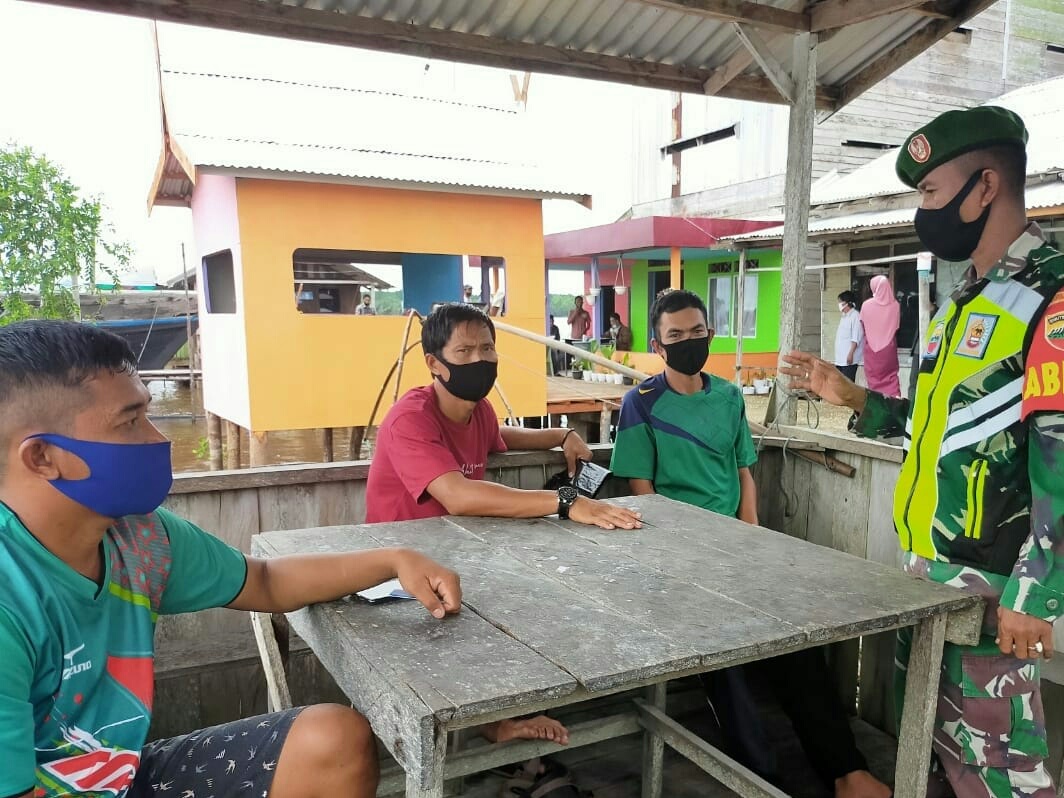 Koramil 04/Kuindra Lakukan Penegakan Prokes di Concong Dalam, Ini Pesan Serda Asrion