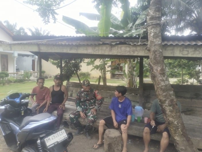 Babinsa Kempas Jaya Ajak Warga Perkuat Kekompakan Lewat Komsos Pagi Hari