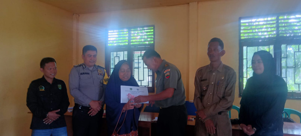 Babinsa Peltu Gusmar Dampingi Penyaluran BLT di Desa Kayu Raja