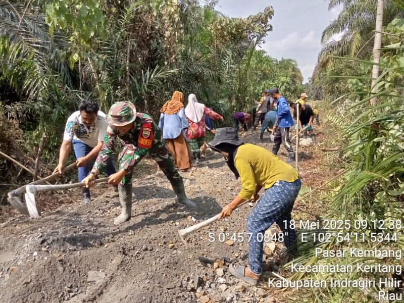 Babinsa Koramil 09/Kemuning Laksanakan Goro untuk Meningkatkan Kualitas Jalan Perkebunan Desa