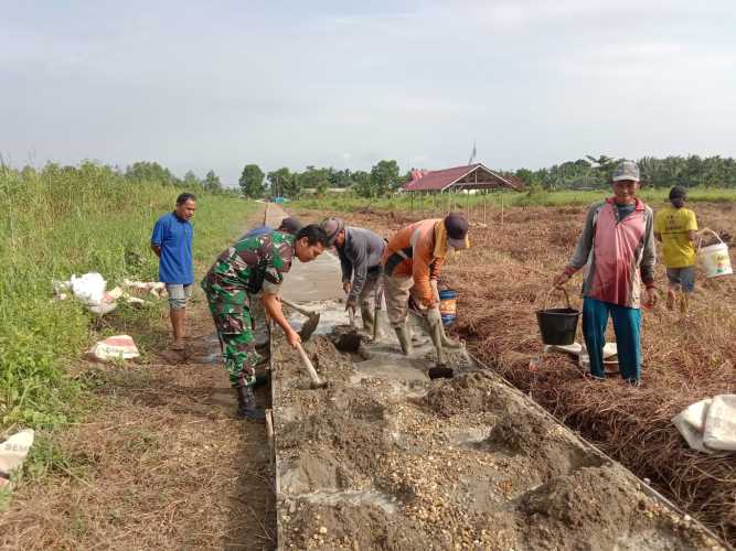 Babinsa Koramil 04/Kuindra Lakukan Goro Agar Jalan Yang Di Semenisasi Dapat Di Lalui