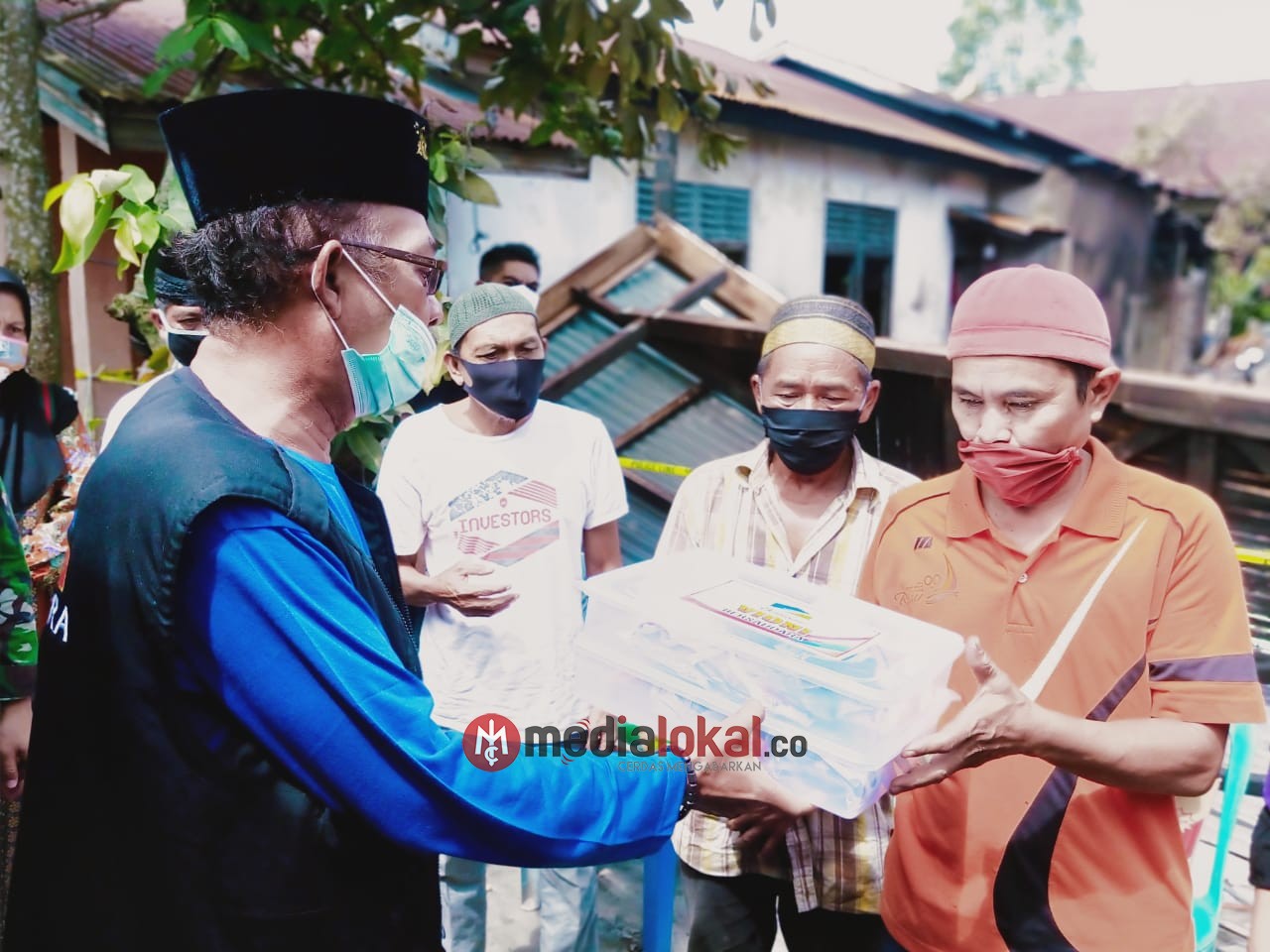 Bersama Marlis Syarif, Kodim 0314/Inhil dan Polsek Tembilahan Hulu Bantu Korban Kebakaran 