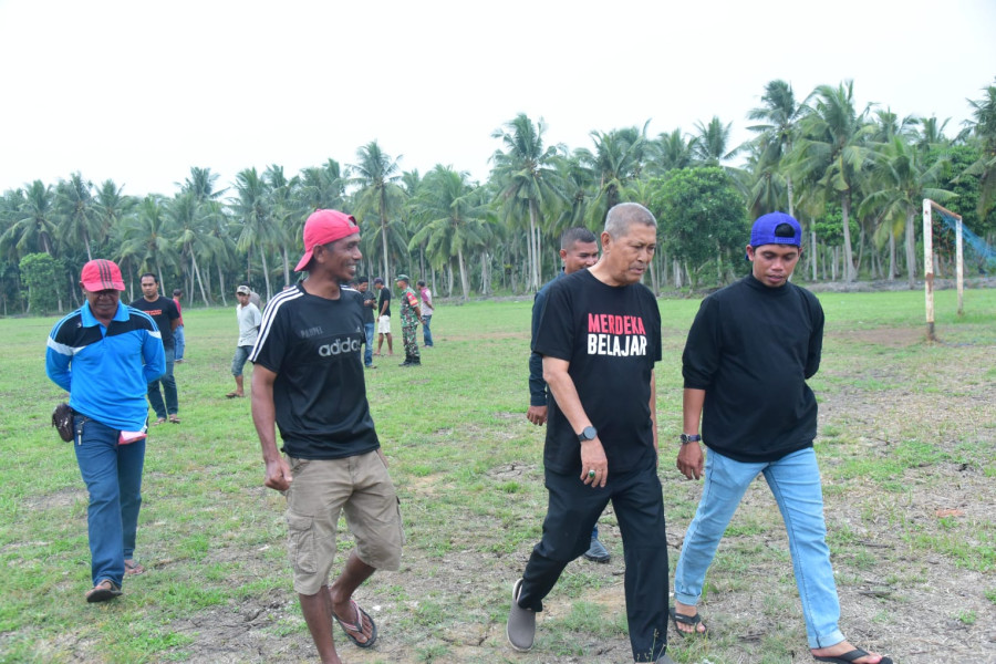 Ditinjau Lansung Wabup SU, Masyarakat Harapkan Lapangan Sepakbola Pinang Jaya Jadi Kebanggaan Desa Sungai Luar