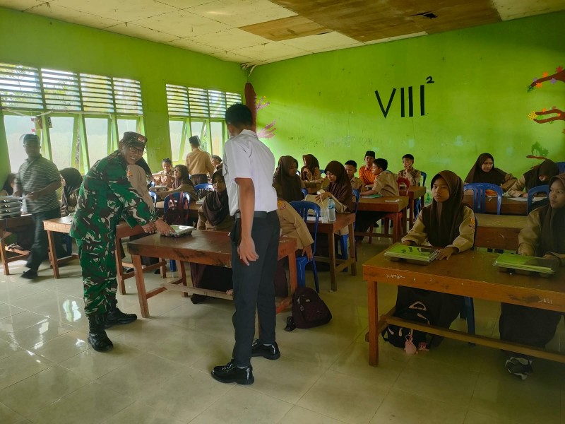 Babinsa Sertu Ichlas Manalu Dampingi Pemberian Makan Bergizi Gratis: Aksi Nyata di Kempas