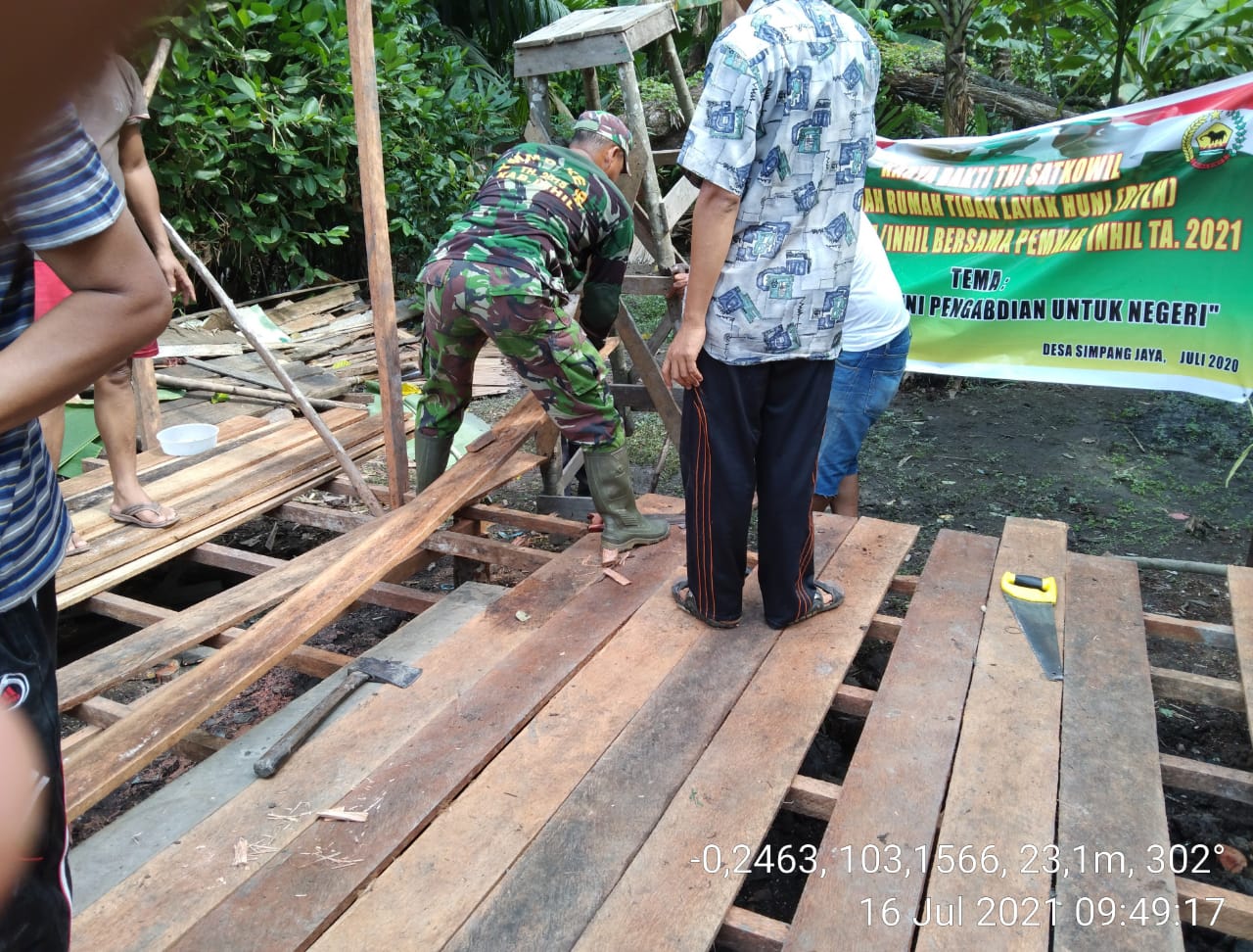Babinsa Koramil 12/Batang Tuaka Bantu Rehab Rumah Warga di Sungai Luar