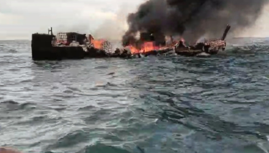 Kapal KM Mutiara Terbakar di Perairan Tanjung Bakung Inhil, Dua ABK Luka Bakar