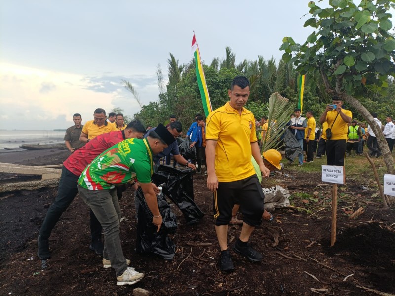 Sambut Hari Bhayangkara ke-80, Polres Bengkalis Gelar Aksi Bersih Pantai dan Penanaman Mangrove Di Meskom