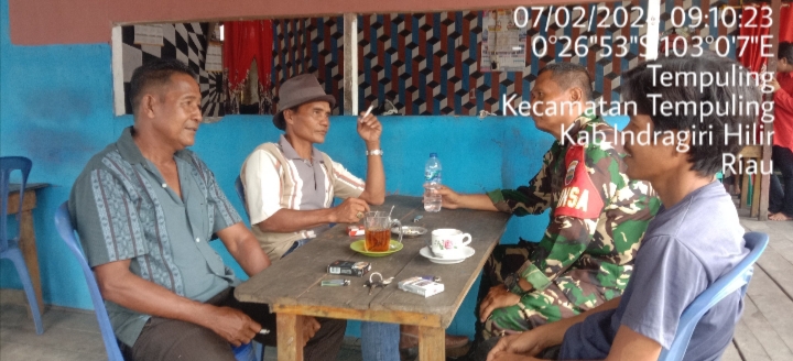 Babinsa Serka Nuryadi Komsos Bersama Ketua RW dan RT di Desa Binaan