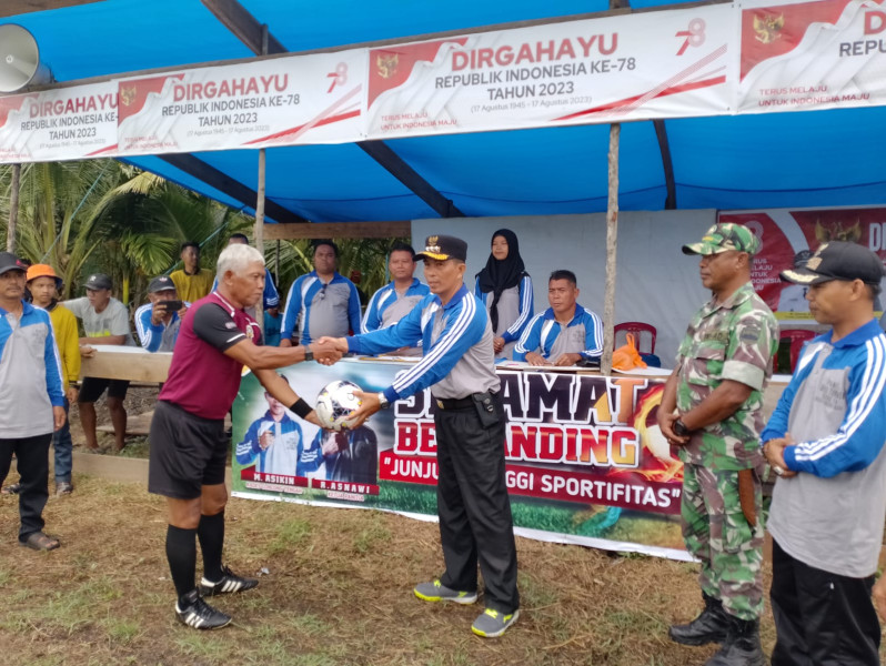 Pembukaan Open Turnamen Sepak Bola Cup Desa Concong Langsung Didampingi Danpos Concong Pelda Sri Wahyono