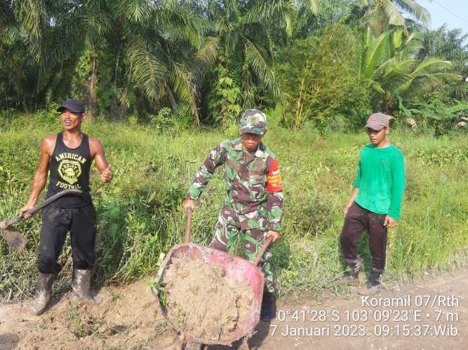 Babinsa Koramil 07/Reteh Giat Lakukan Goro Untuk Menghubungkan Jalan Antar Desa dan Kecamatan