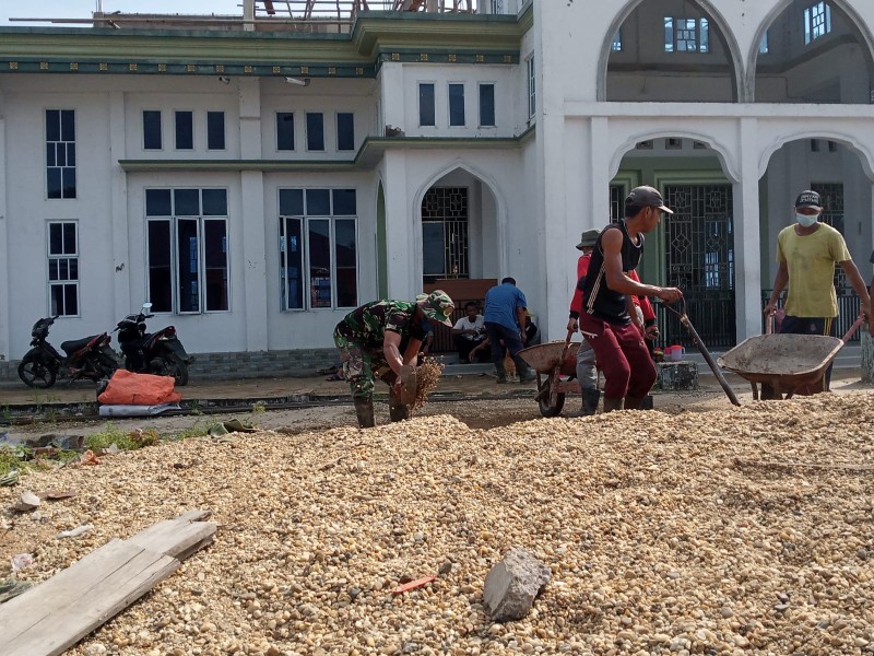 Babinsa Koramil 04/Kuindra Menyatu dengan Masyarakat dalam Kegiatan Gotong Royong Membersihkan Mesjid