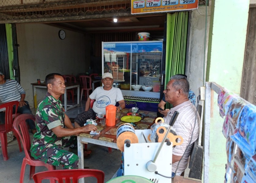 Bhabinsa Koramil 05/Gas Sertu Rudi Hartono melaksanakan Giat patroli di Pasar Minguan Bhabinsa Koramil 05/Gas Sertu Rudi Hartono melaksanakan Giat patroli di Pasar Minguan