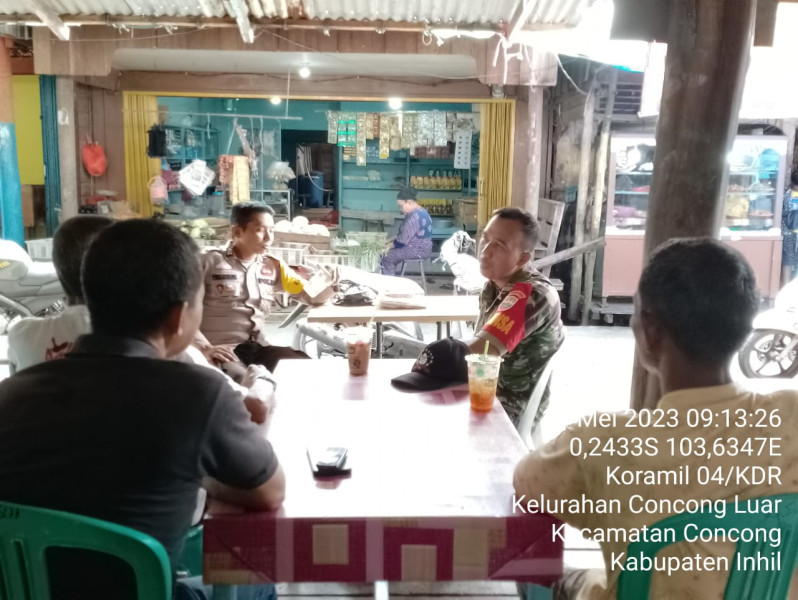 Babinsa Koramil 04/Kuindra Cairkan Suasana Dengan Berdiskusi Dengan Masyarakat
