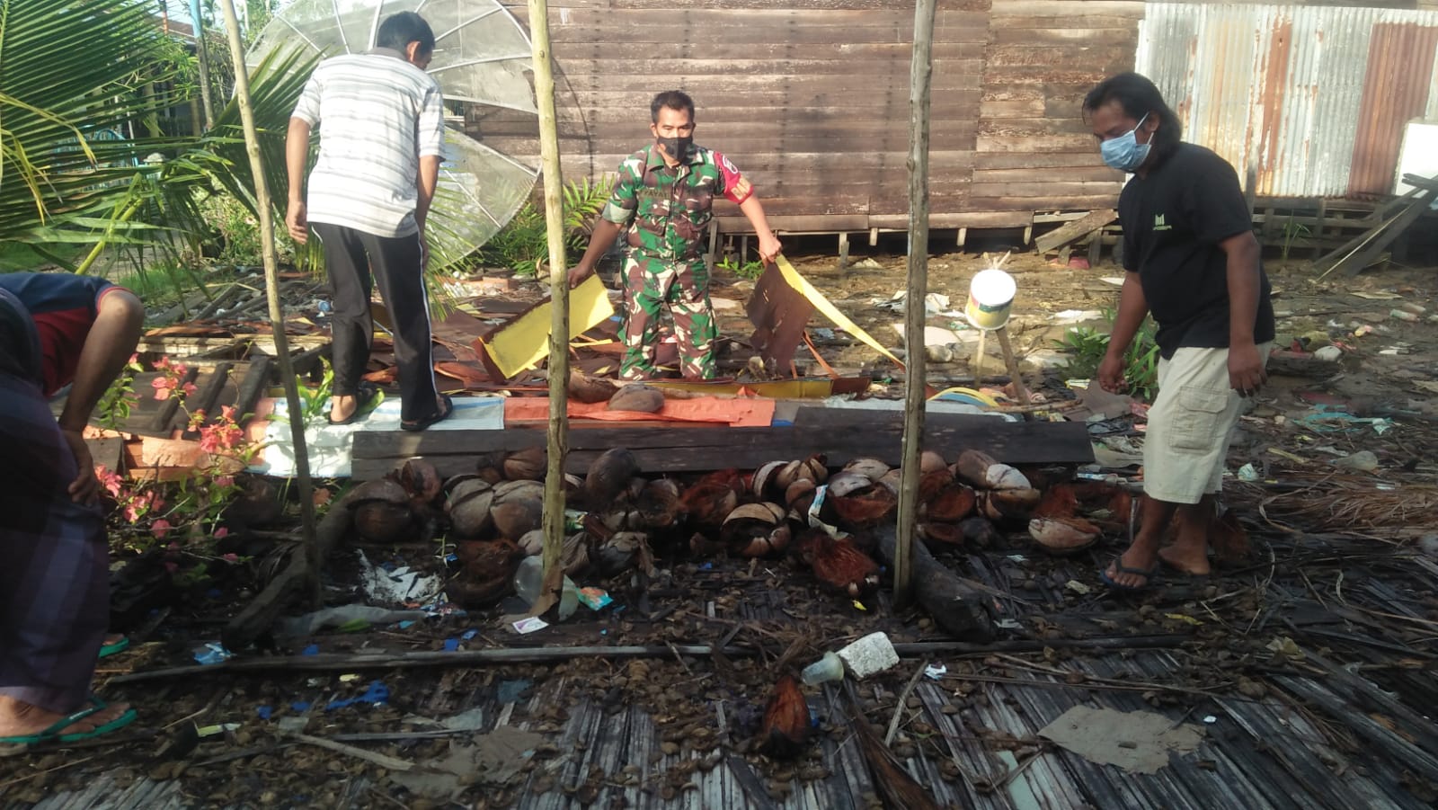 Babinsa Koramil 04/Kuindra Serda Mas Yayat Laksanakan Goro Bersama Warga Setempat