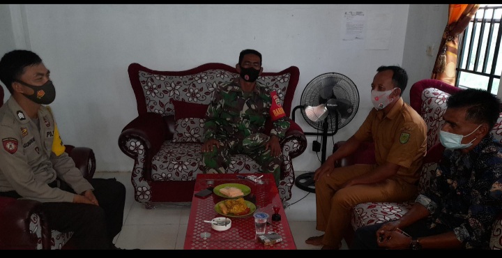 Babinsa Koramil 03/Tempuling dan Babinkamtibmas Komsos Bersama Perangkat Desa  