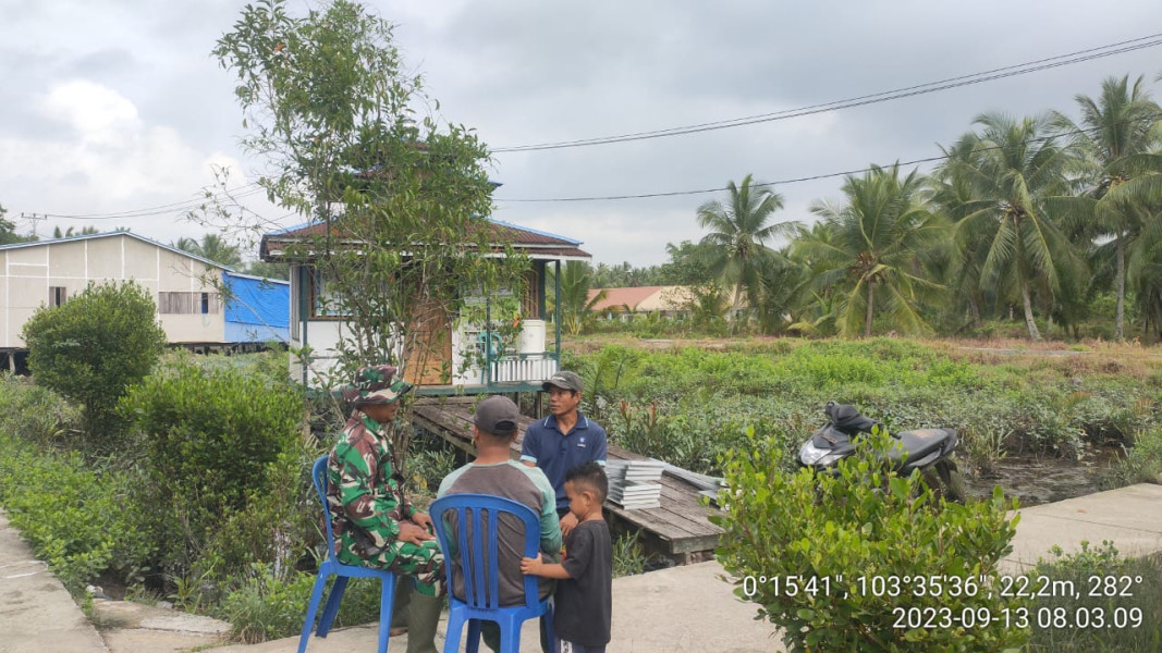 Bersama Pemuda, Babinsa Koramil 10/Pelangiran Terus Tingkatkan Jalinan Komunikasi dan Tali Silaturahmi