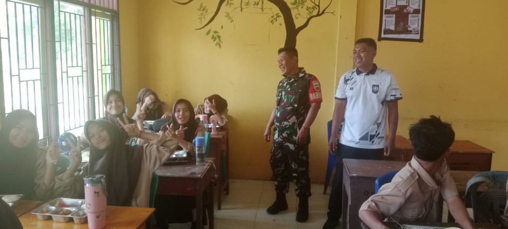 Babinsa Sertu Wisnu Hartono Dampingi Ribuan Pelajar Tempuling dalam Program Makan Sehat Bergizi: Sinergi TNI dan Masyarakat Ciptakan Generasi Sehat
