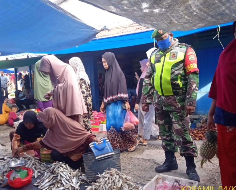 Serda Ilyas Tak Bosan Imbau Warga Patuhi Protkes di Pasar Sapat