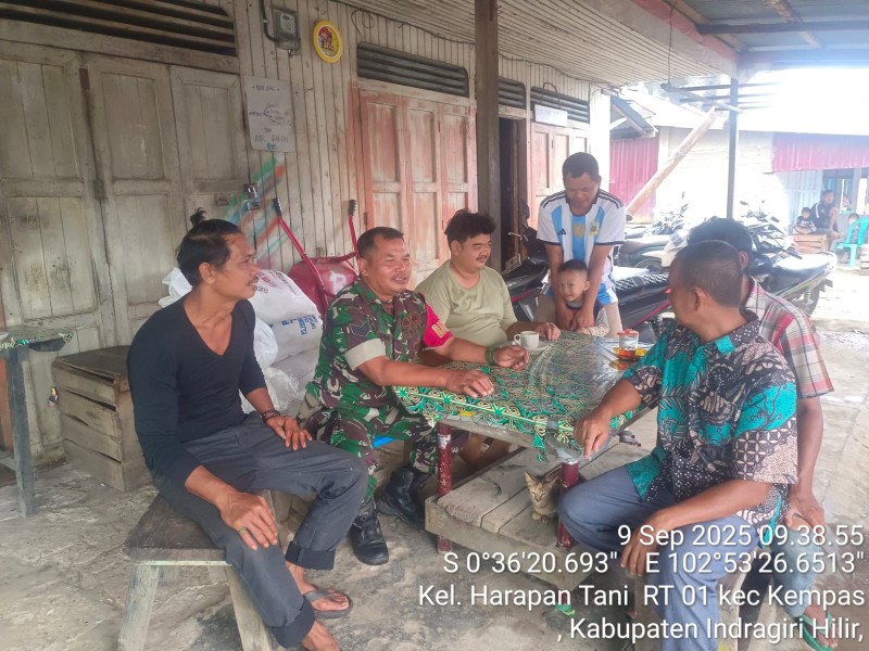 Babinsa Serka N. Sipayung Eratkan Silaturahmi dan Jaga Ketertiban di Kelurahan Harapan Tani