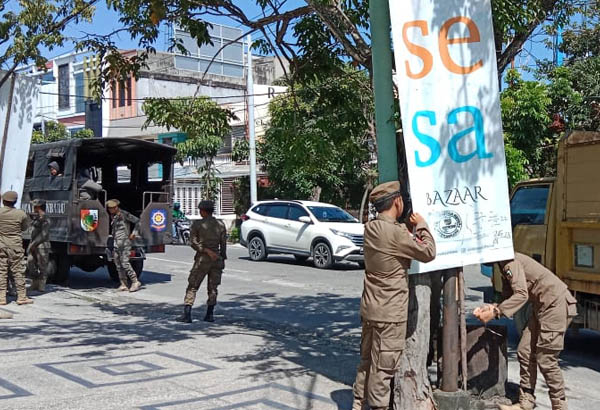 Satpol PP Pekanbaru Tertibkan Baliho Sepanjang Jalan