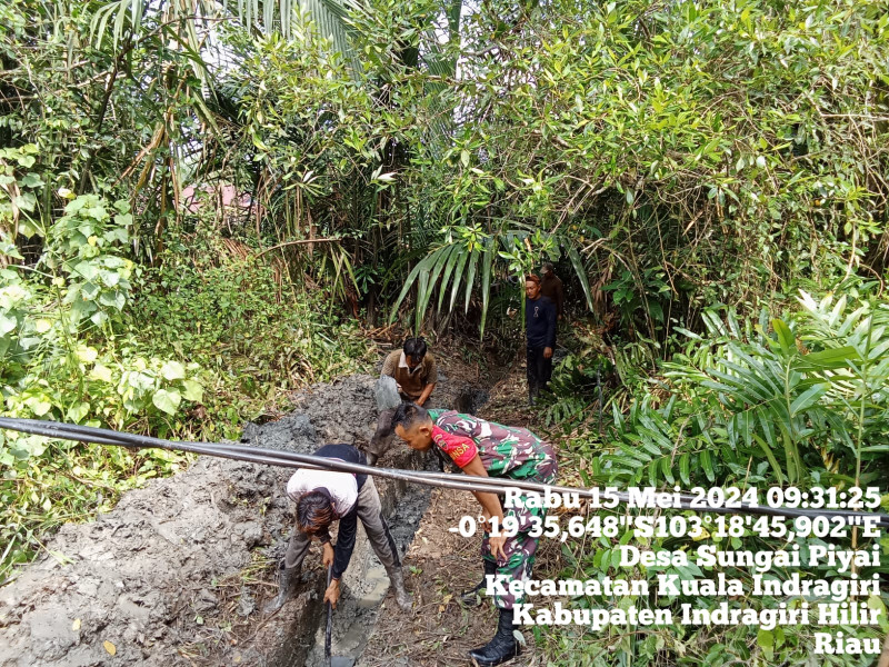 Tingkatkan Kepedulian Antar Sesama, Babinsa Koramil 04/Kuindra Bersama Masyarakat Lakukan Goro Pembuatan Parit