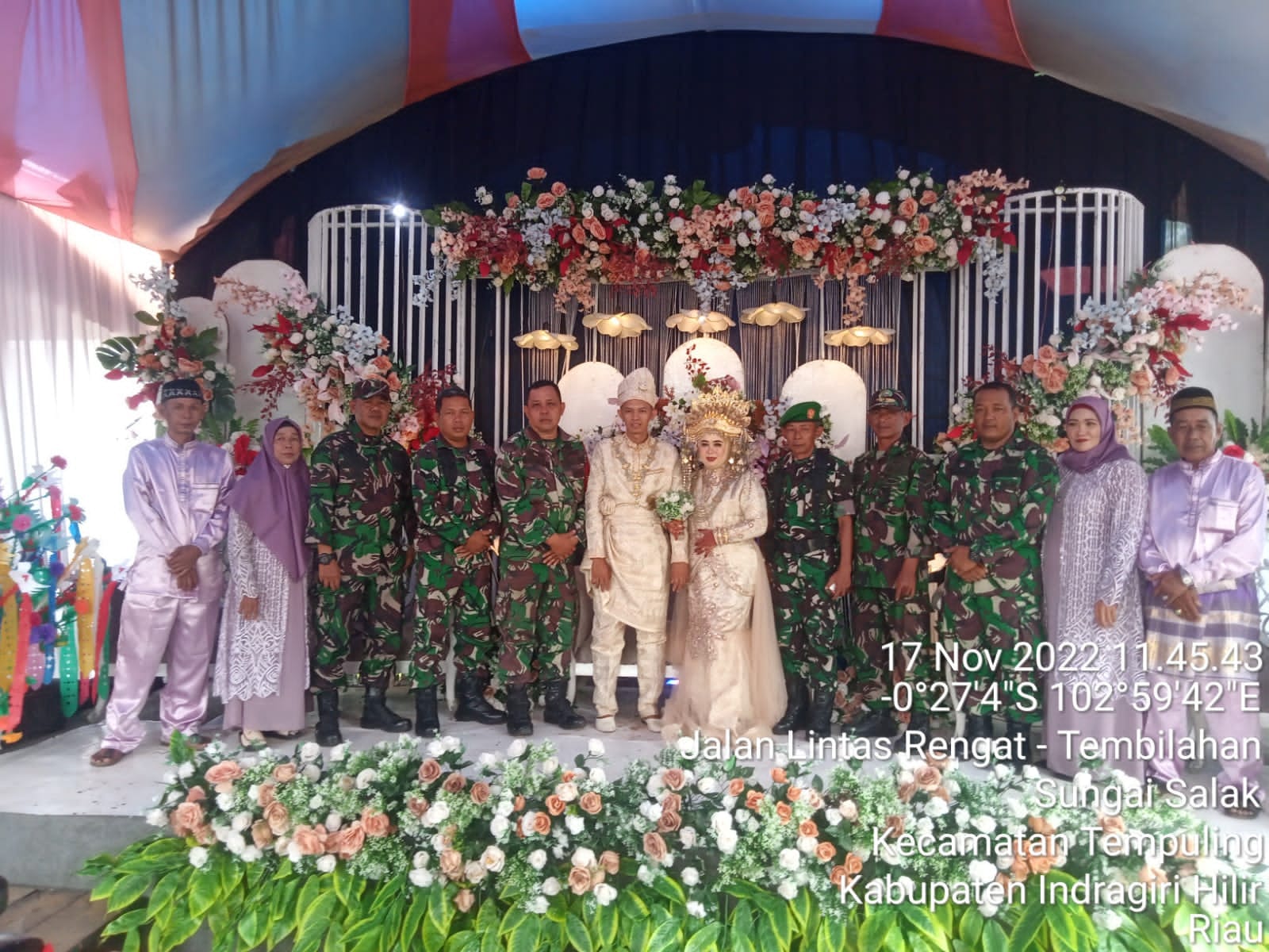 Menghadiri Resepsi Pernikahan Warga Binaan Sebagai Sarana Komsos Anggota Koramil 03/Tempuling 