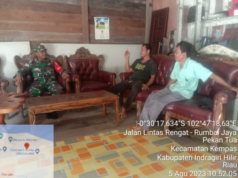 Babinsa Koramil 03/Tpl Serma W. Ardian Komsos Bersama Kepala Dusun Kelapa Gading