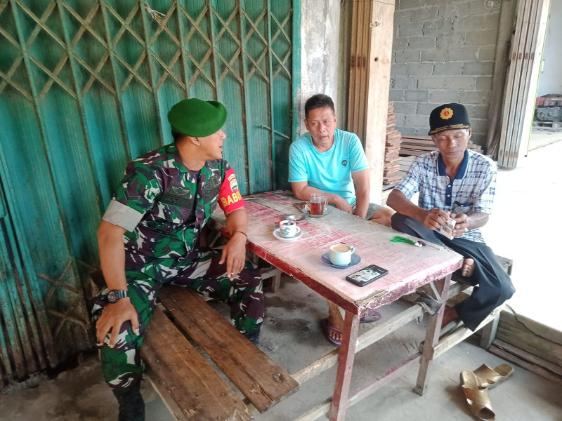 Bersama Babinsa Serda Johansah Jalin Silaturahmi Melalui Komsos di Binaan