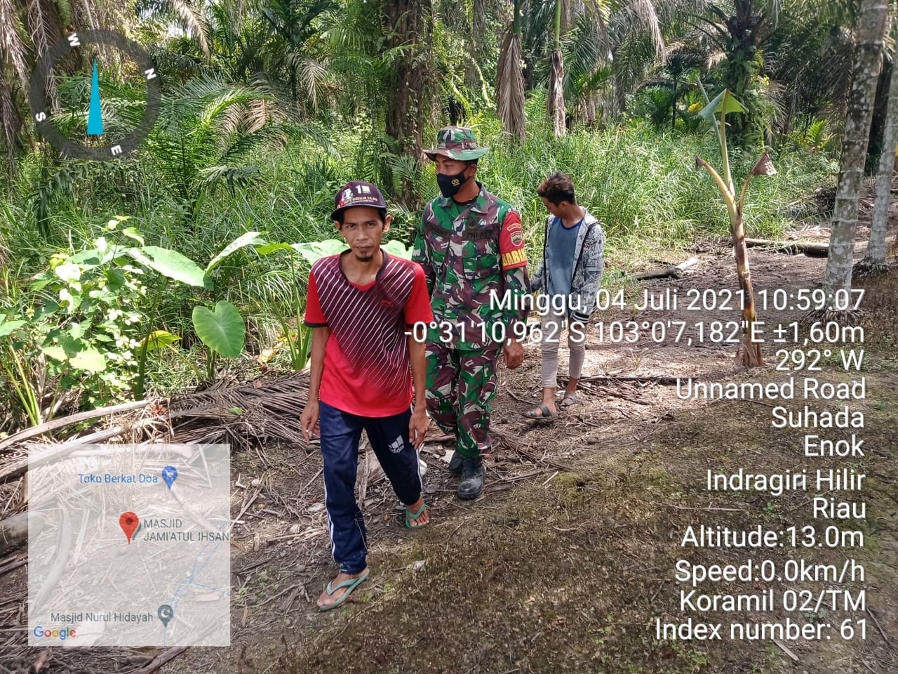 Babinsa 02/Tanah Merah Lakukan Patroli dan Sosialisasi Karhutla di Desa Suhada