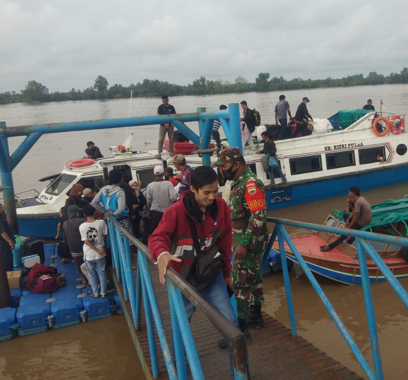 Himbauan Protokol Kesehatan Oleh Babinsa Koramil 07/Reteh di Pelabuhan LKMD