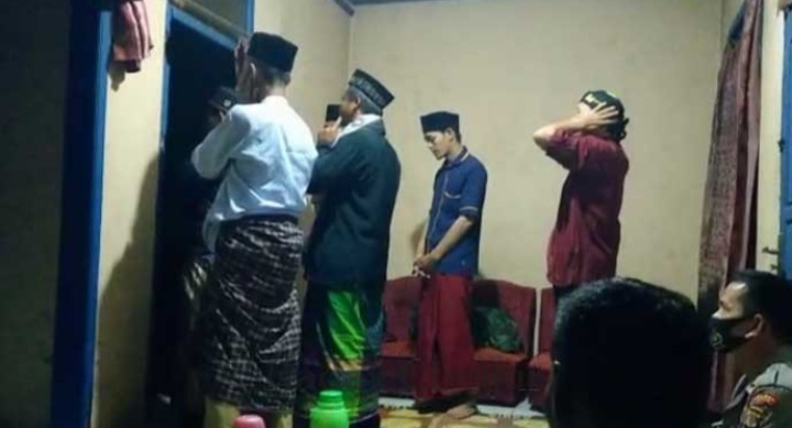Usir Jin Jahat di Rumah Emak Jujun, 10 Ustadz Turun Tangan Usir Jin Jahat di Rumah Emak Jujun, 10 Ustadz Turun Tangan