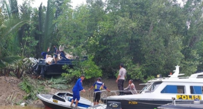 Speed Boat Ditemukan di Rimbunan Pohon Nipah di Inhil, Diduga Berisi Rokok Ilegal