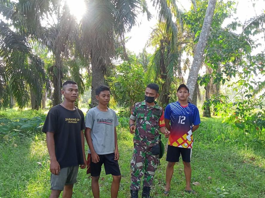 Bersama MPA, Babinsa Koramil 03/Tpl Praka Hutabarat Patroli Karhutla Sasar Titik Rawan