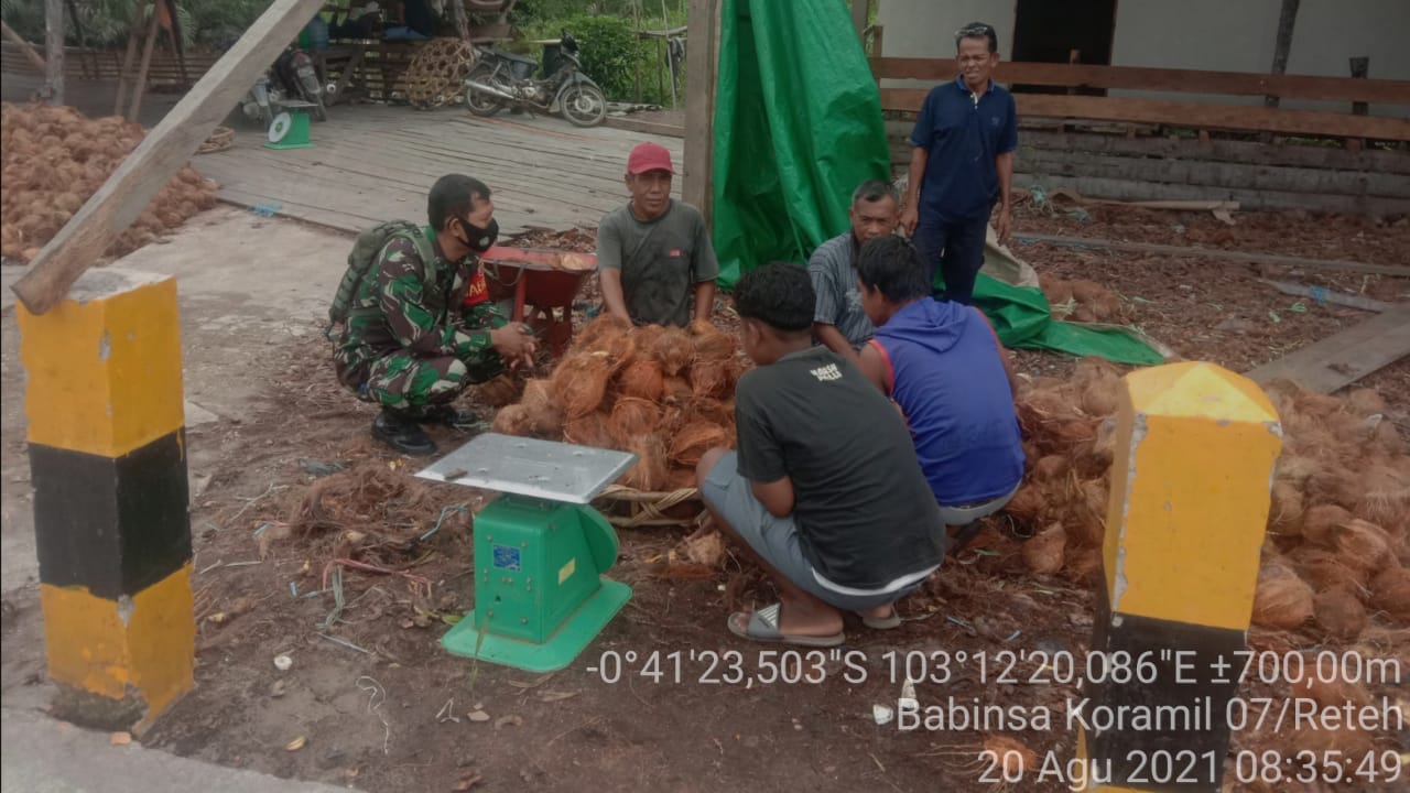 Bersama warga Babinsa Koramil 07/Reteh  Komsos Masalah Harga Kelapa