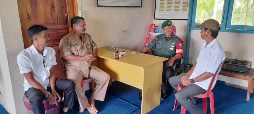 Komsos Dengan Perangkat Desa Sekaligus Jalin Hubungan Bersama Serda M. Tahir