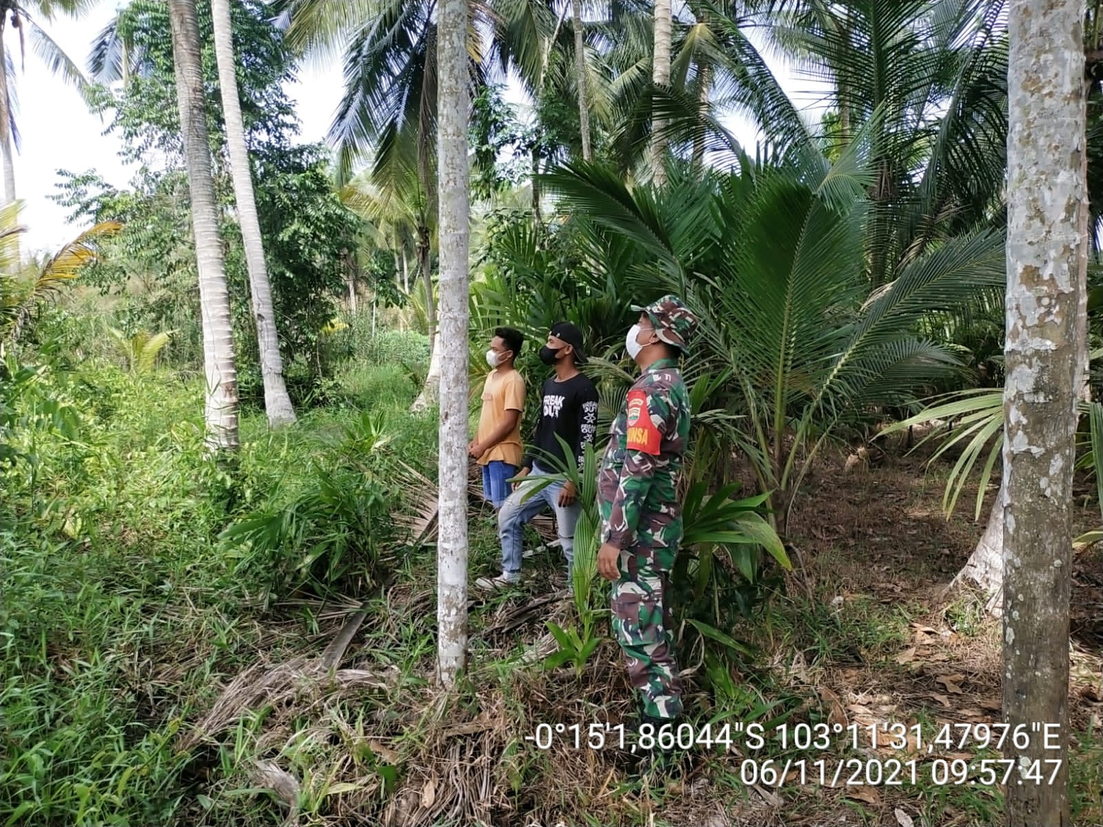 Personil TNI Koramil Batang Tuaka Bersama Masyarakat Pantau Lahan dari Bahaya Karhutla