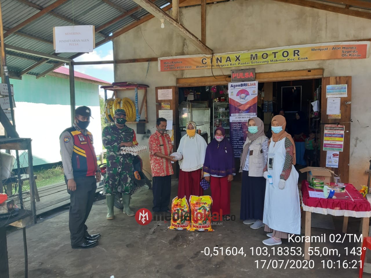 Babinsa Koramil 02/Tanah Merah Dampingi Penyaluran PKH di Teluk Medan