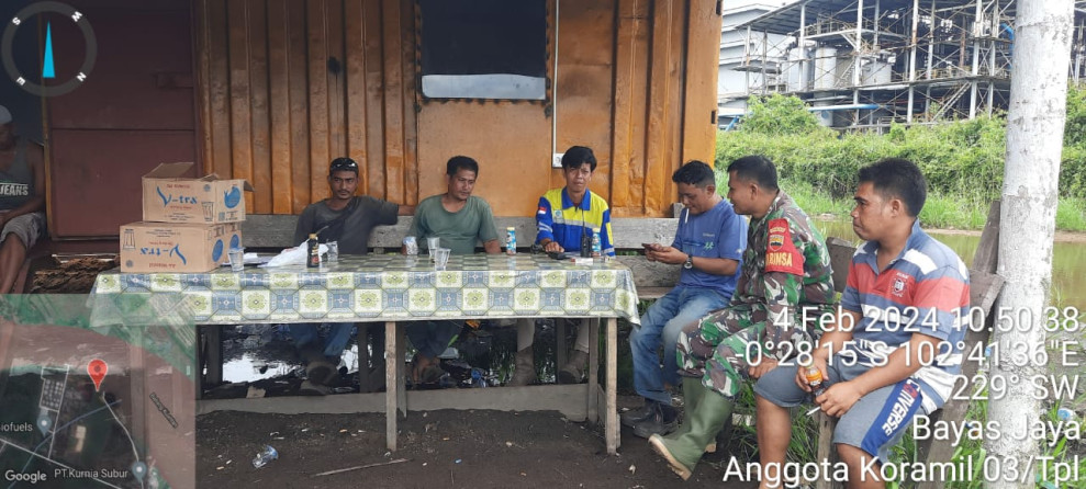 Keakraban Babinsa Serma Damrianto Dengan Warga Binaannya Terlihat Saat Istirahat Gotong Royong
