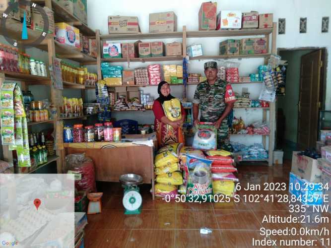Babinsa Koramil 09/Kemuning Lakukan Pengecekan Stok Pangan di Beberapa Grosir dan Warung