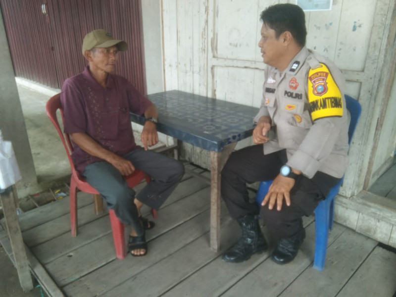 Jelang Pilkada, Bhabinkamtibmas Desa Simpang Gaung Aiptu Safrizal Zufri Ajak Masyarakat Untuk Hindari Berita Hoax