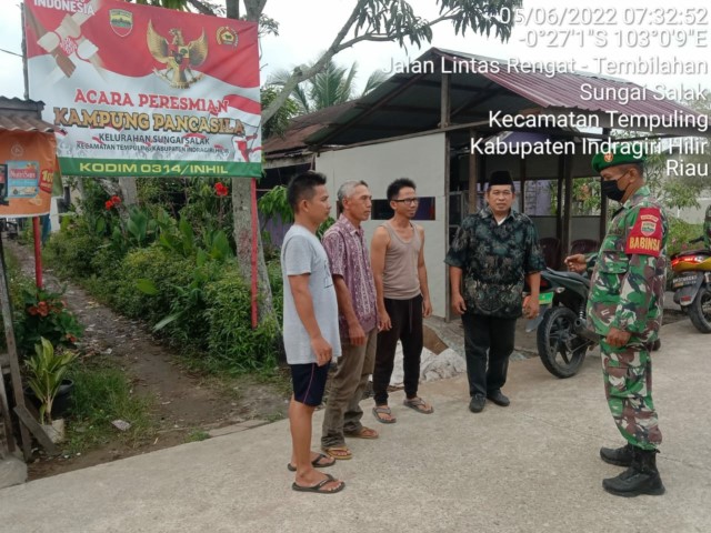 Babinsa Koramil 03/Tempuling Komsos dan Ingatkan Warga Jaga Kerukunan di Kampung Pancasila
