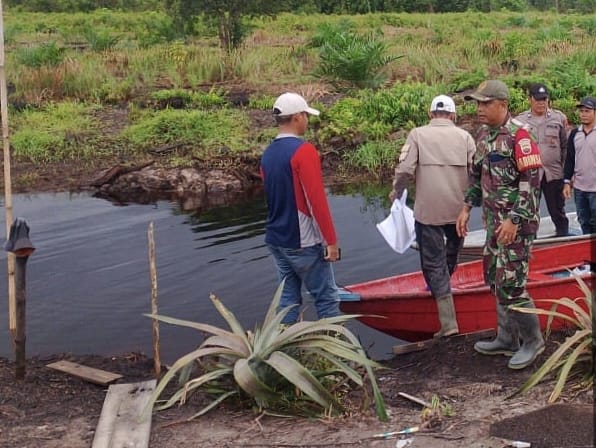 Babinsa 05/Gas Sertu Guntur Lakukan Patroli Karlahut Dengan Warga Setempat