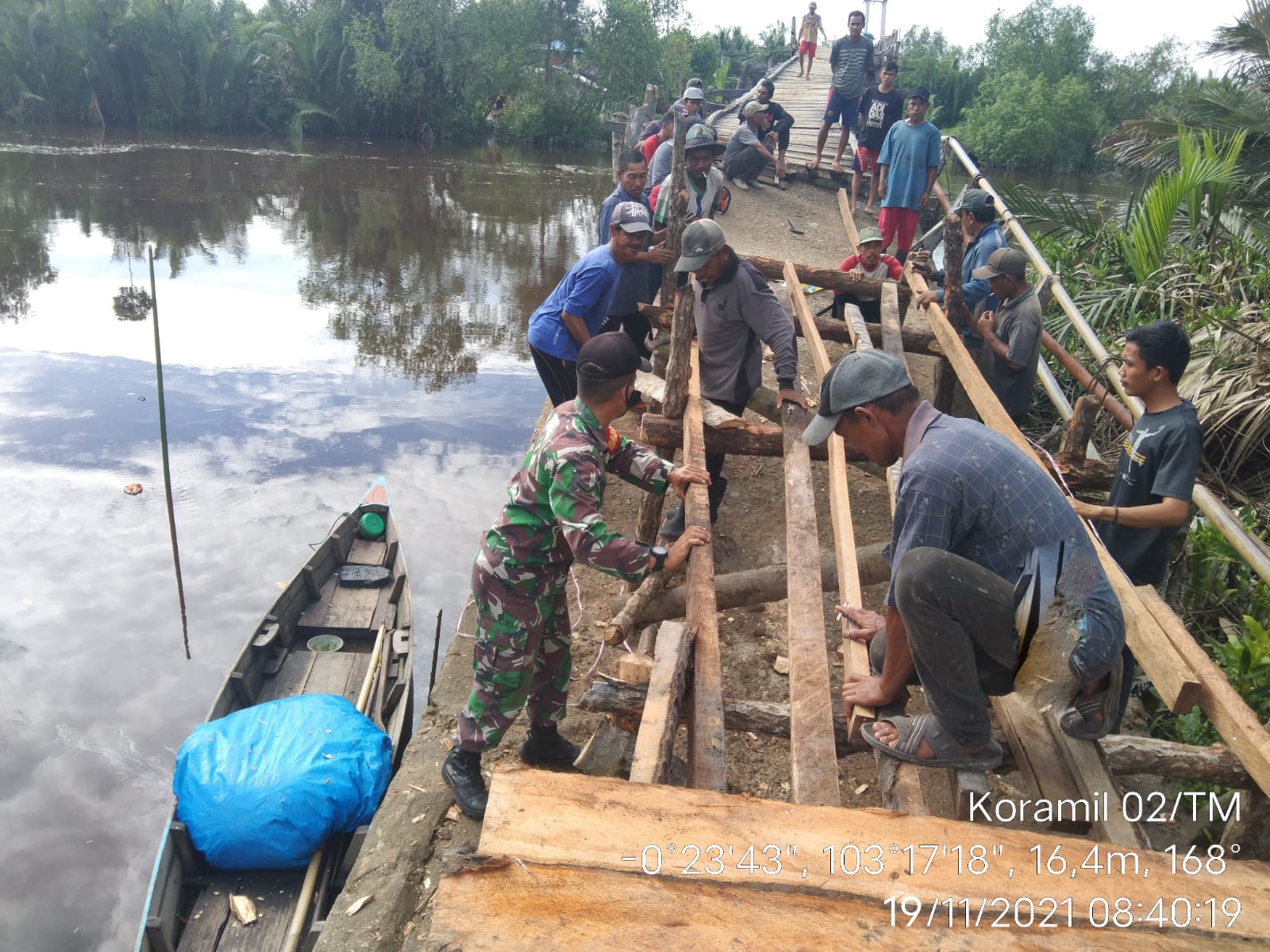 Babinsa Koramil 02/Tanah Merah Goro Perbaiki Jembatan Tekulai Hilir -Tanjung Baru